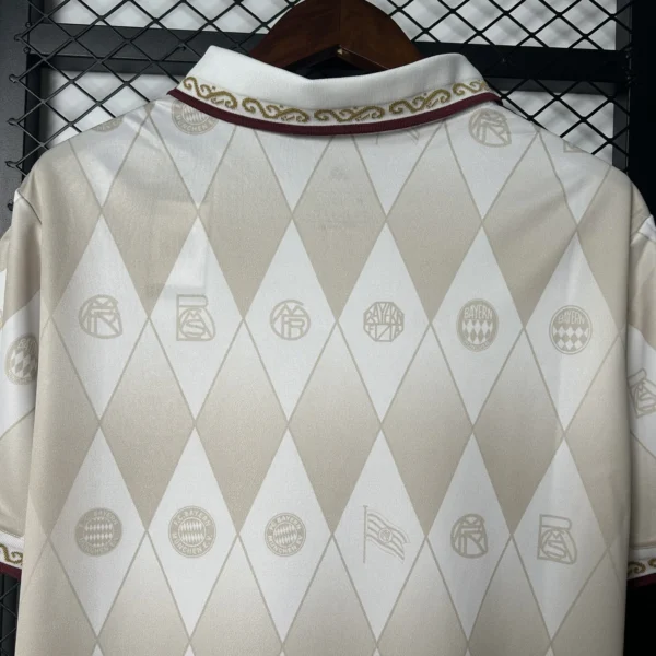 25 - 26 - Bayern Munich - Trefoil Özel  Forma